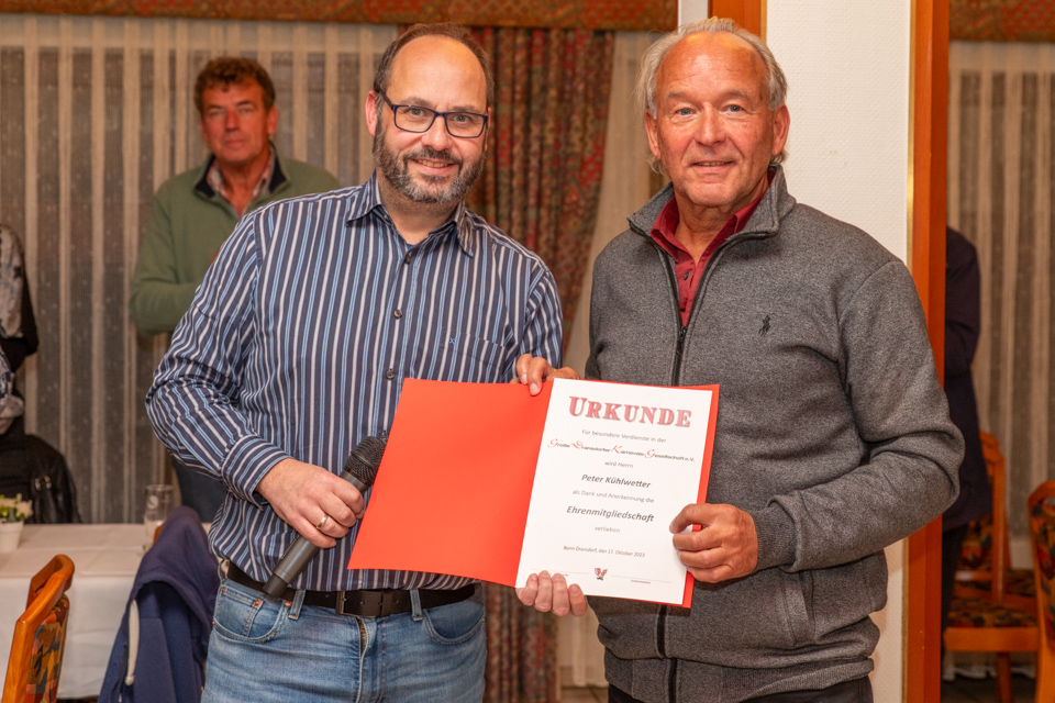 Olaf Henk (li) überreicht Peter Kühlwetter (re) die Urkunde zur Verleihung der Ehrenmitgliedschaft.